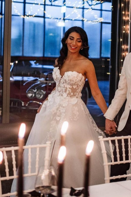 Abito da sposa a linea ad A in tulle senza maniche, lungo fino a terra, con scollo a cuore e spacco frontale, decorato con applicazioni
