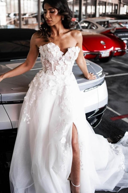 Abito da sposa a linea ad A in tulle senza maniche, lungo fino a terra, con scollo a cuore e spacco frontale, decorato con applicazioni