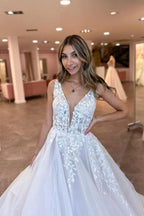 Abito da sposa incantevole senza maniche in tulle a linea ad A, scollo a V, lunghezza fino al pavimento con applicazioni