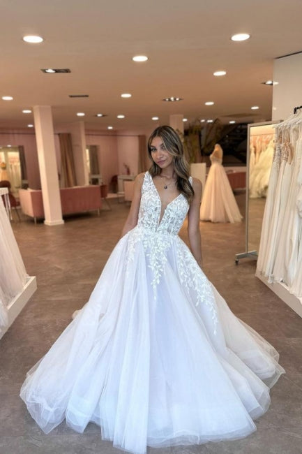 Abito da sposa incantevole senza maniche in tulle a linea ad A, scollo a V, lunghezza fino al pavimento con applicazioni