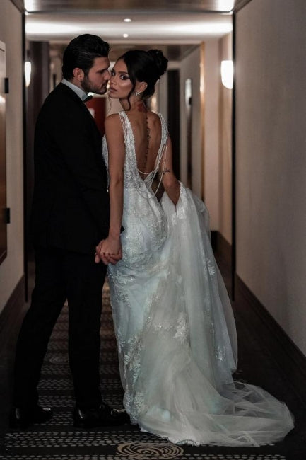 Vestido de novia de tul con escote en V, tirantes finos, largo hasta el suelo, sin mangas y apliques