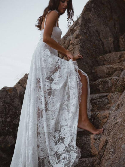 Vestido de novia playero de encaje con escote en V, tirantes finos y espalda descubierta