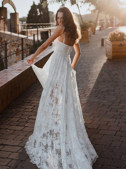 Vestido de novia playero de encaje con escote en V, tirantes finos y espalda descubierta