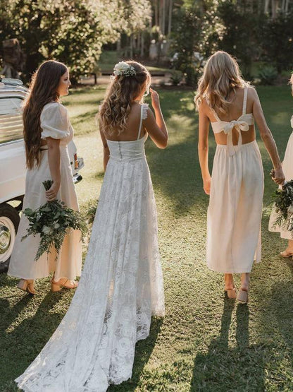 Vestido de novia playero de encaje con escote en V, tirantes finos y espalda descubierta