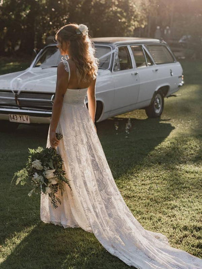 Vestido de novia playero de encaje con escote en V, tirantes finos y espalda descubierta