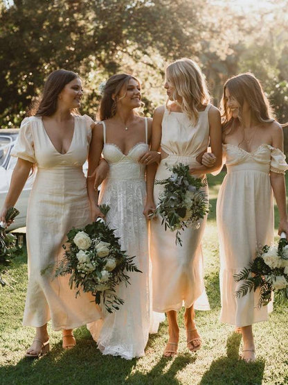 Vestido de novia playero de encaje con escote en V, tirantes finos y espalda descubierta