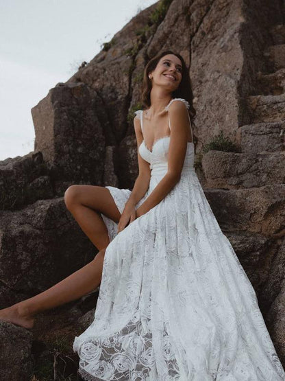Vestido de novia playero de encaje con escote en V, tirantes finos y espalda descubierta