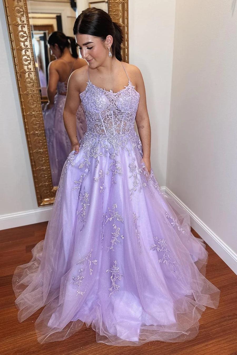Abito da sera promozionale con schiena allacciata, applicazione in pizzo e tulle lavanda a linea ad A