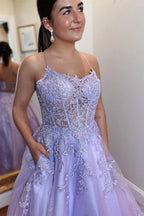 Abito da sera promozionale con schiena allacciata, applicazione in pizzo e tulle lavanda a linea ad A