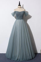 Abito da sera grigio in tulle con scollo a barca e linea a trapezio
