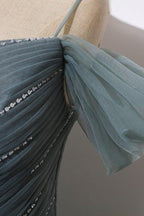 Abito da sera grigio in tulle con scollo a barca e linea a trapezio