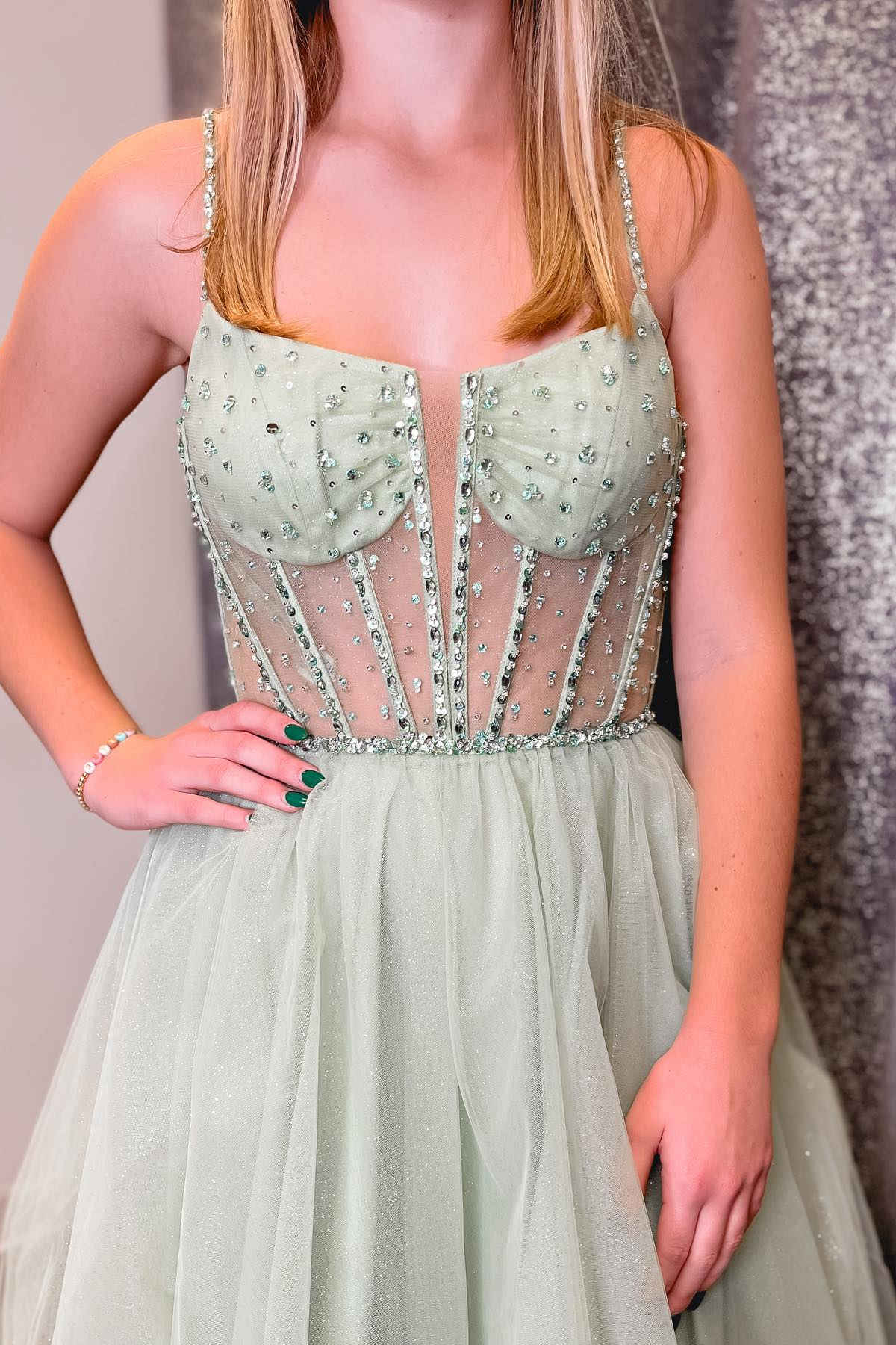 Abito da sera a linea A con spalline verde salvia, paillettes e perline su tulle
