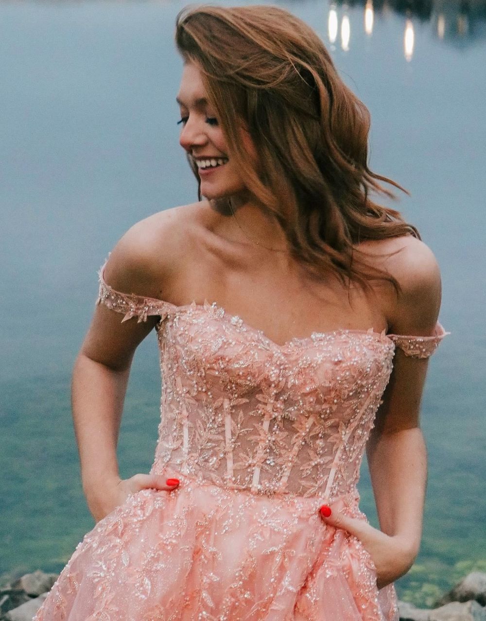 Vestido de fiesta de tul brillante con tirantes finos y abertura en forma de A