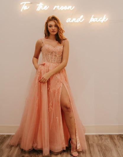Vestido de fiesta de tul brillante con tirantes finos y abertura en forma de A