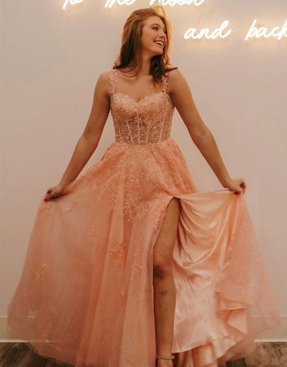 Vestido de fiesta de tul brillante con tirantes finos y abertura en forma de A