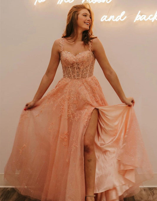 Vestido de fiesta de tul brillante con tirantes finos y abertura en forma de A