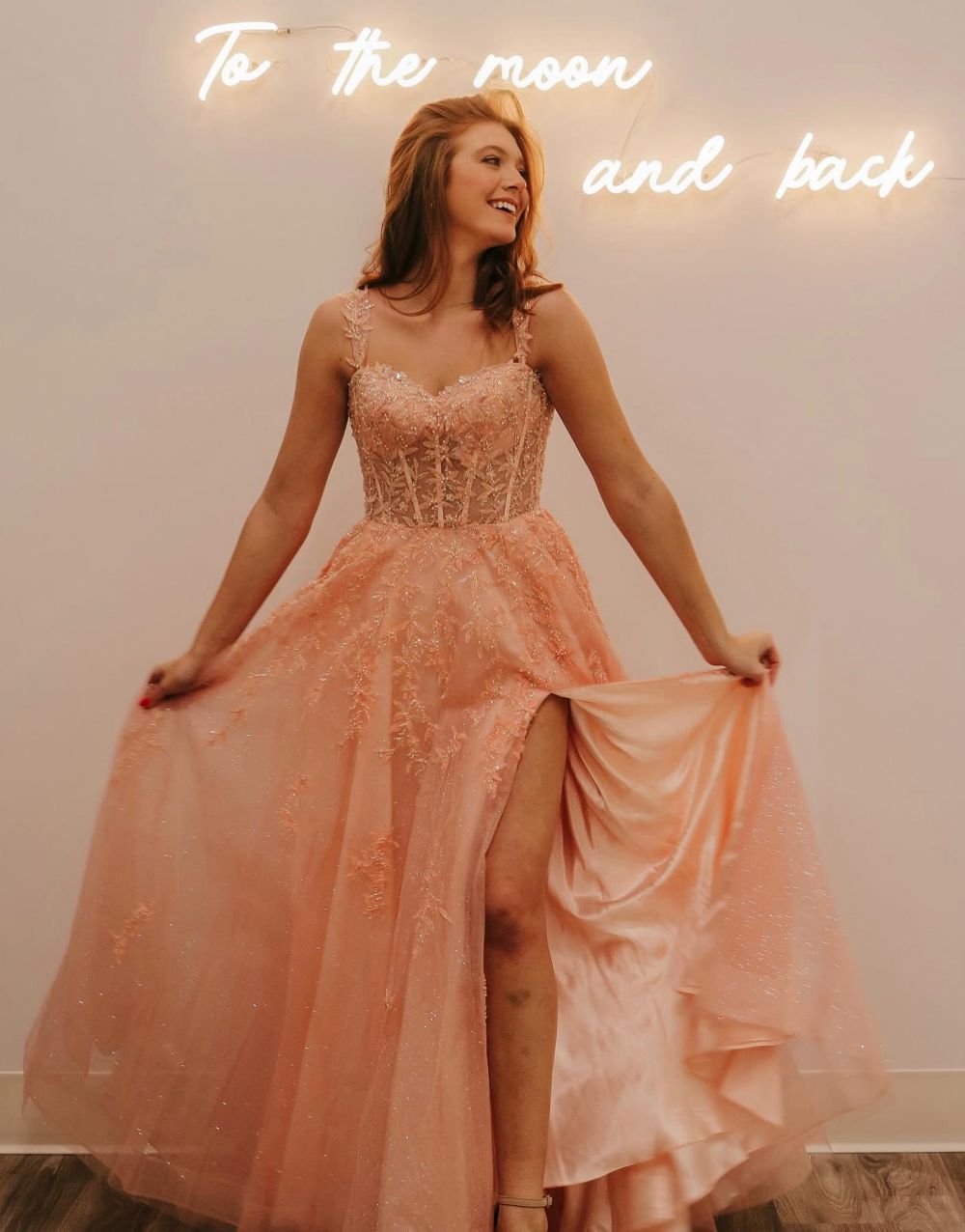 Vestido de fiesta de tul brillante con tirantes finos y abertura en forma de A