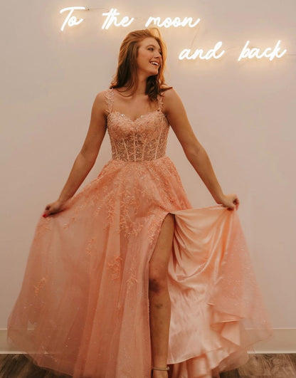 Vestido de fiesta de tul brillante con tirantes finos y abertura en forma de A