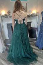 Abito lungo da sera verde scuro in tulle con spalline sottili a linea ad A