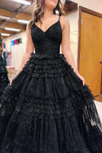 Abito lungo da sera a strati in tulle con spalline sottili a linea ad A e scollo a V