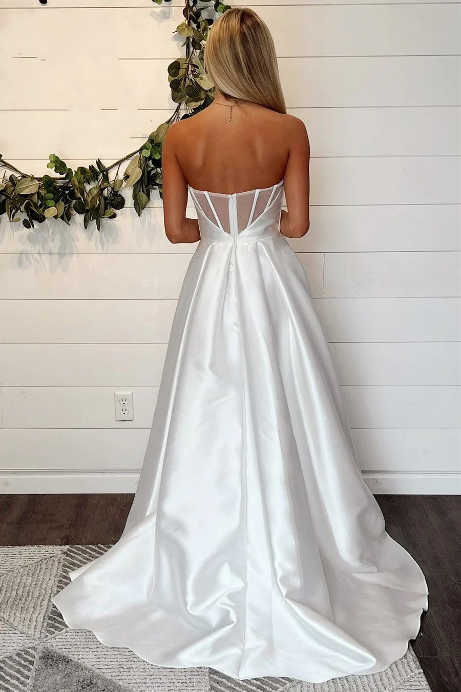Vestido de novia blanco sin tirantes de corte A Vestidos de novia sencillos