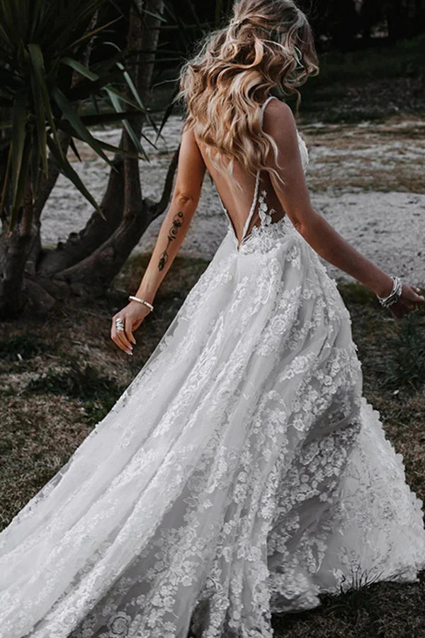 Vestido de novia bohemio de playa con tirantes en forma de A y encaje con abertura