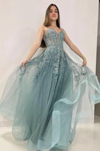 Abito lungo da cerimonia grigio verde con scollo a V e pizzo in tulle a linea ad A