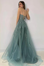 Abito lungo da cerimonia grigio verde con scollo a V e pizzo in tulle a linea ad A