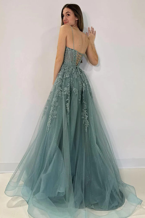 Abito lungo da cerimonia grigio verde con scollo a V e pizzo in tulle a linea ad A