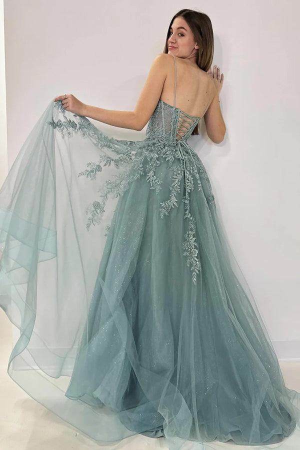 Abito lungo da cerimonia grigio verde con scollo a V e pizzo in tulle a linea ad A
