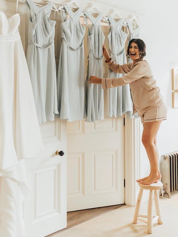 Abito da damigella d'onore senza maniche in chiffon plissettato a linea ad A con collo all'americana e lunghezza al tè BD085