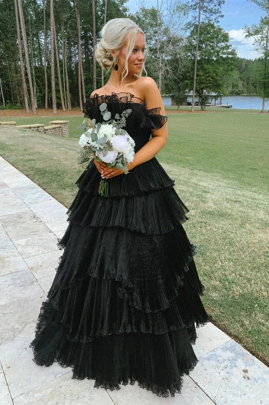 Vestido de Baile em Tule com Folhos em Camadas e Decote Ombro a Ombro SYP144