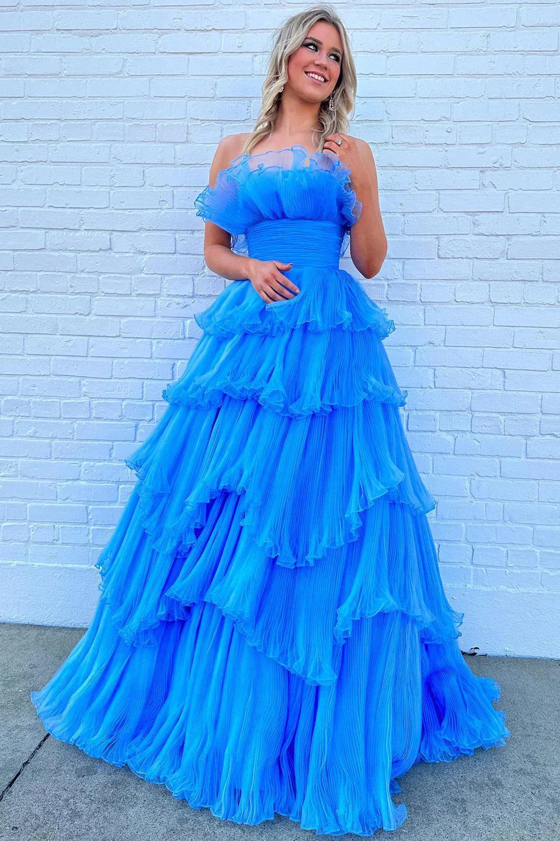 Vestido de Baile em Tule com Folhos em Camadas e Decote Ombro a Ombro SYP144