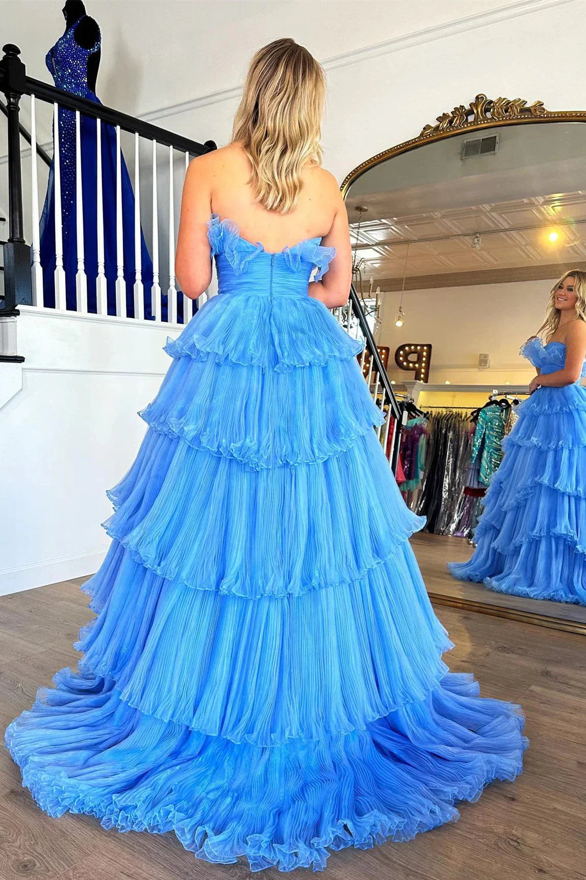 Vestido de Baile em Tule com Folhos em Camadas e Decote Ombro a Ombro SYP144
