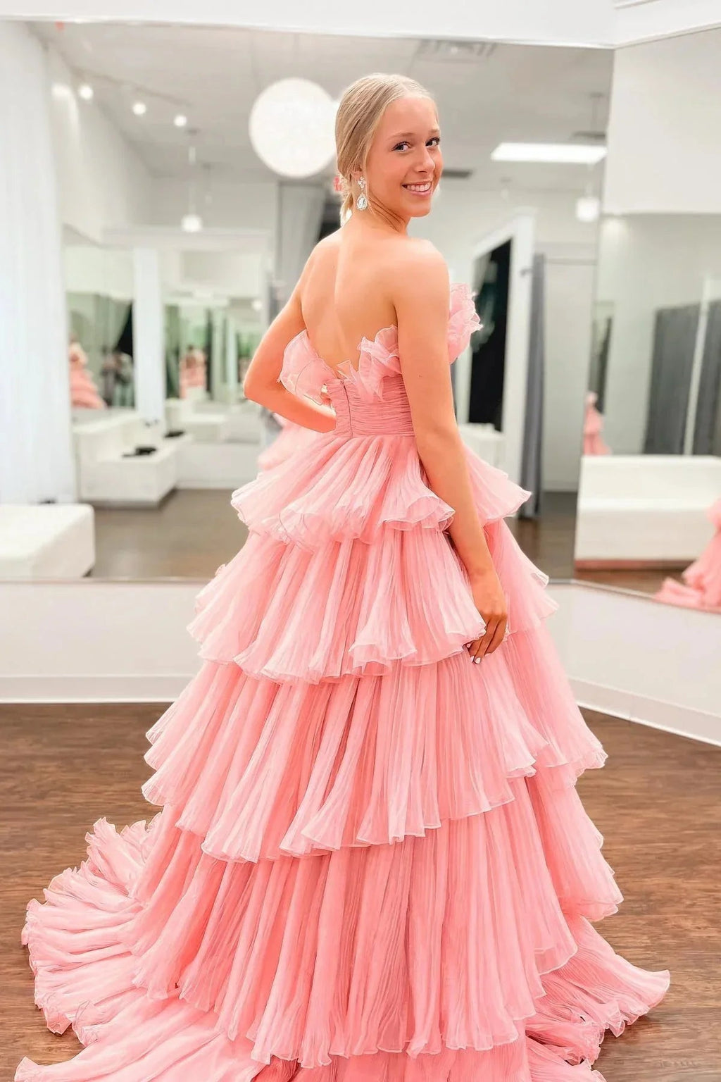 Abito da sera in tulle con balze a strati e scollo a barca SYP144