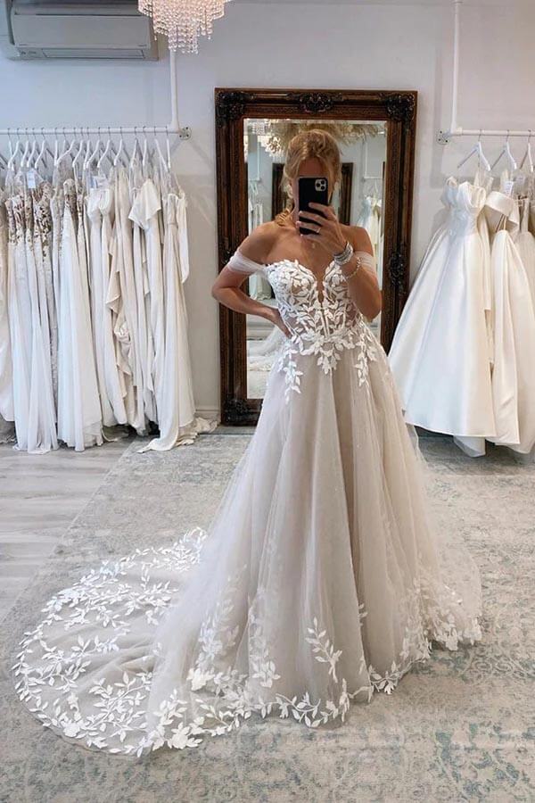 Vestidos de novia de corte A con hombros descubiertos y apliques de encaje