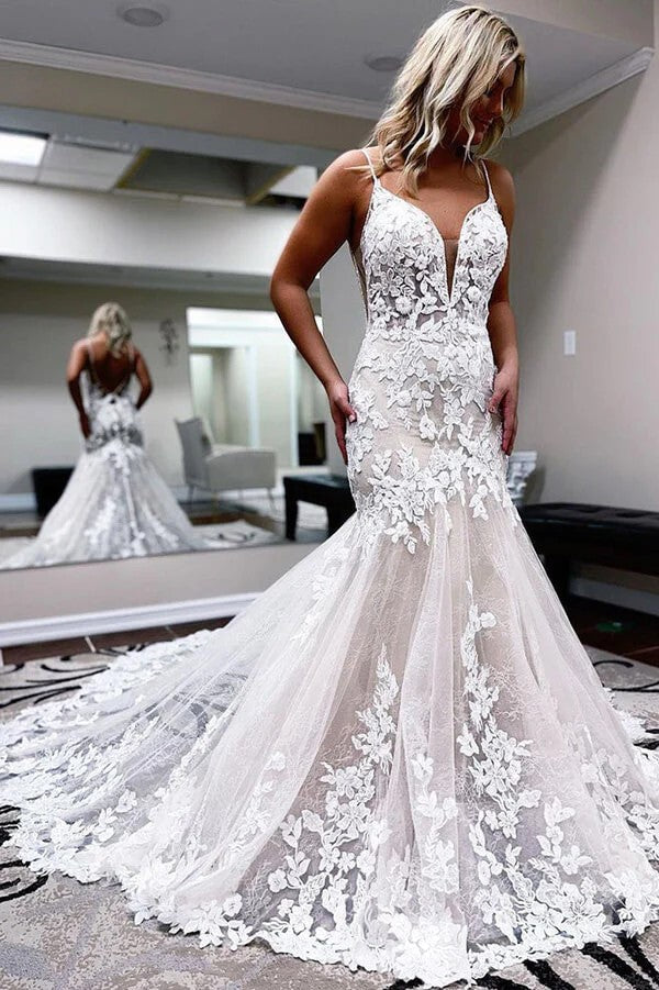 Vestido de novia estilo sirena con tirantes finos y apliques de encaje