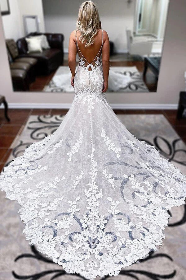 Vestido de novia estilo sirena con tirantes finos y apliques de encaje