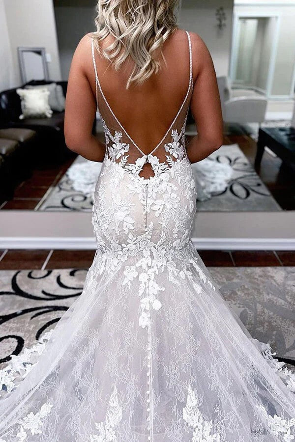Vestido de novia estilo sirena con tirantes finos y apliques de encaje
