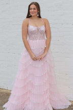 Abito da cerimonia rosa con scollatura profonda, paillettes e pizzo, con spalline a linea ad A
