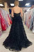 Abito da cerimonia rosa con scollatura profonda, paillettes e pizzo, con spalline a linea ad A