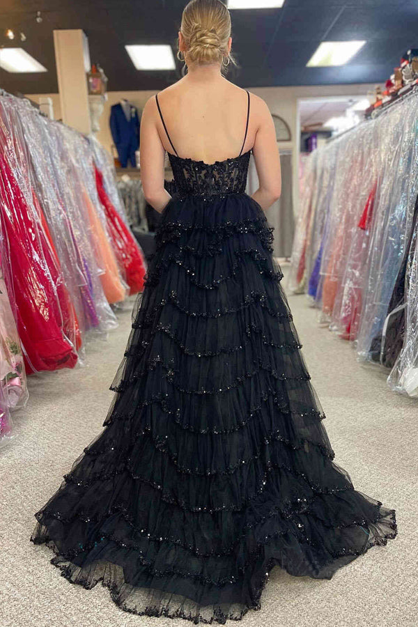 Abito da cerimonia rosa con scollatura profonda, paillettes e pizzo, con spalline a linea ad A