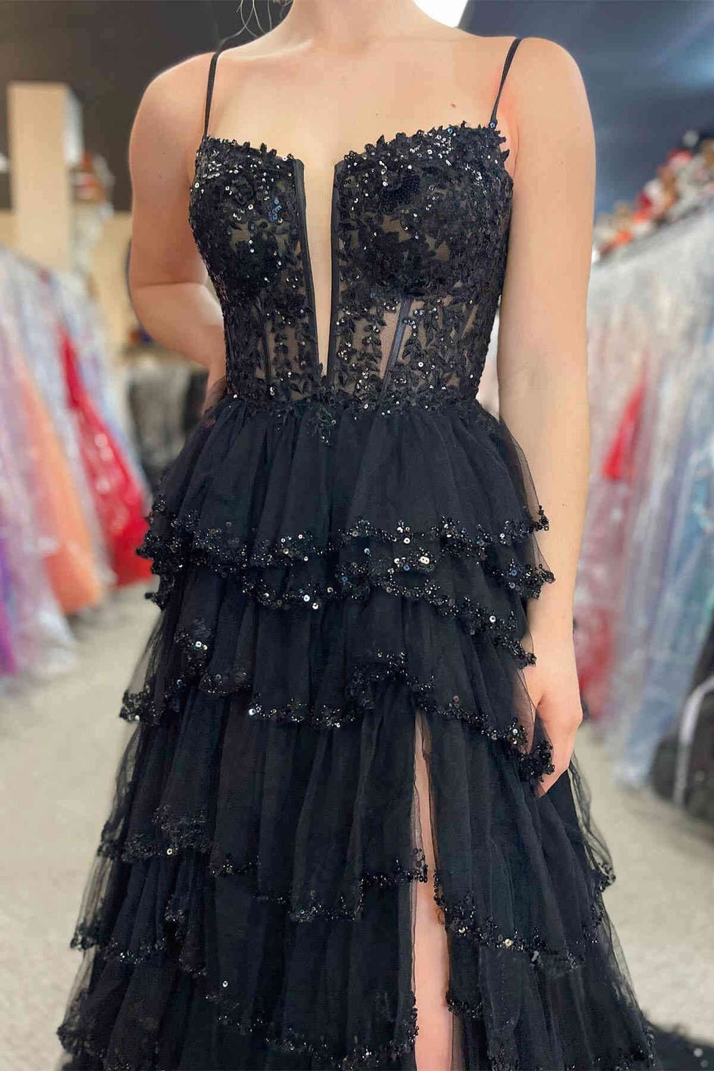 Abito da cerimonia rosa con scollatura profonda, paillettes e pizzo, con spalline a linea ad A