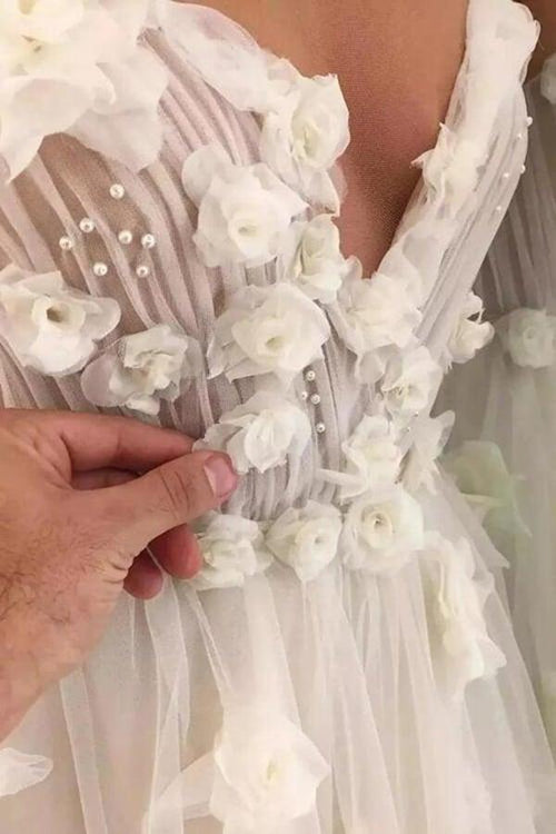 فستان زفاف بقصة على شكل حرف A وياقة قلب مزين بأزهار ثلاثية الأبعاد وتطريز بالخرز