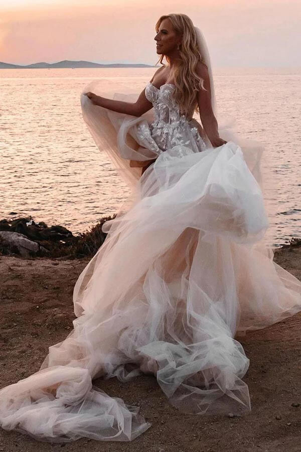 Abito da sposa lungo bohemien con scollo a cuore a linea ad A e applicazioni in pizzo
