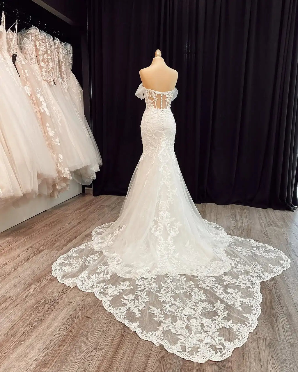 Customized Lace Mermaid Wedding Dress With Appliques And Sweetheart Neck
