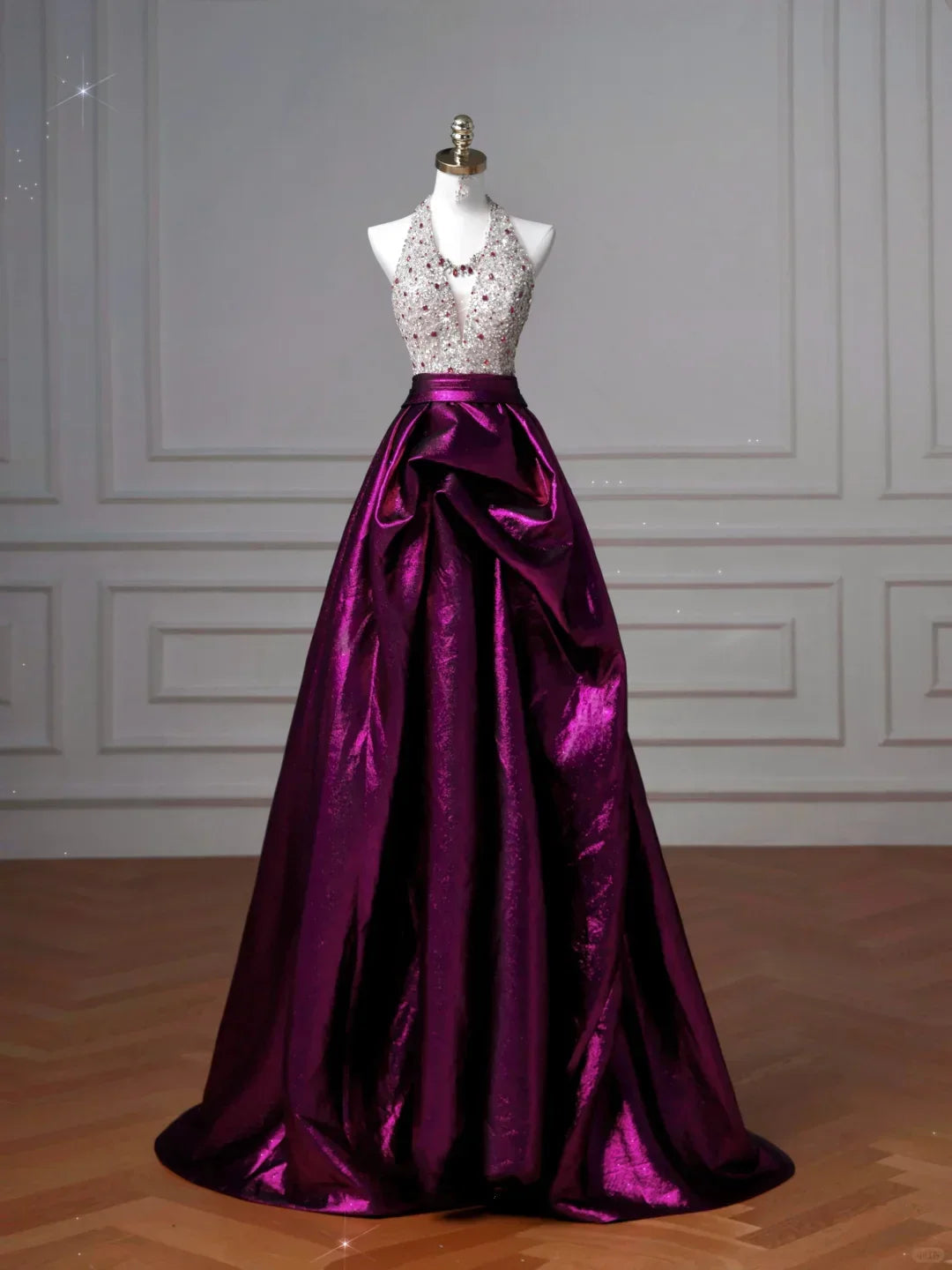 Elegante abito da sera lungo a linea A in raso viola con perline e collo all'americana Y8609
