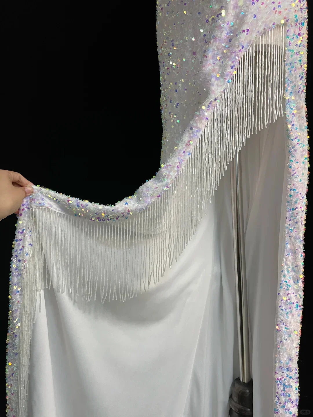 Abito da sera bianco scintillante con spalline sottili, paillettes, spacco da sirena e nappine Y8648