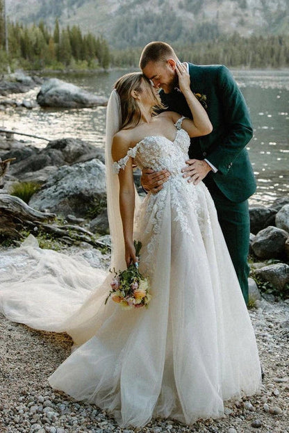 Vestido de novia bohemio con apliques y corte en A y hombros descubiertos