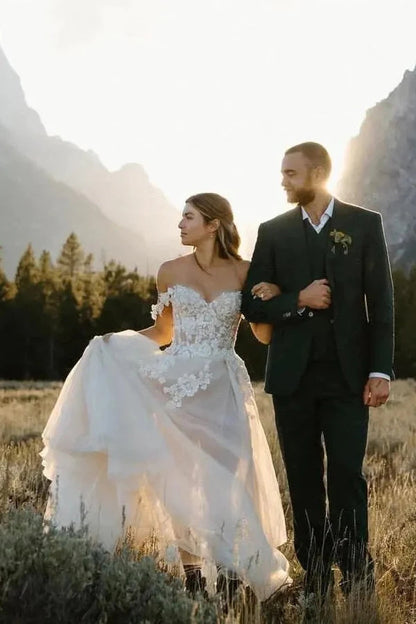 Vestido de novia bohemio con apliques y corte en A y hombros descubiertos